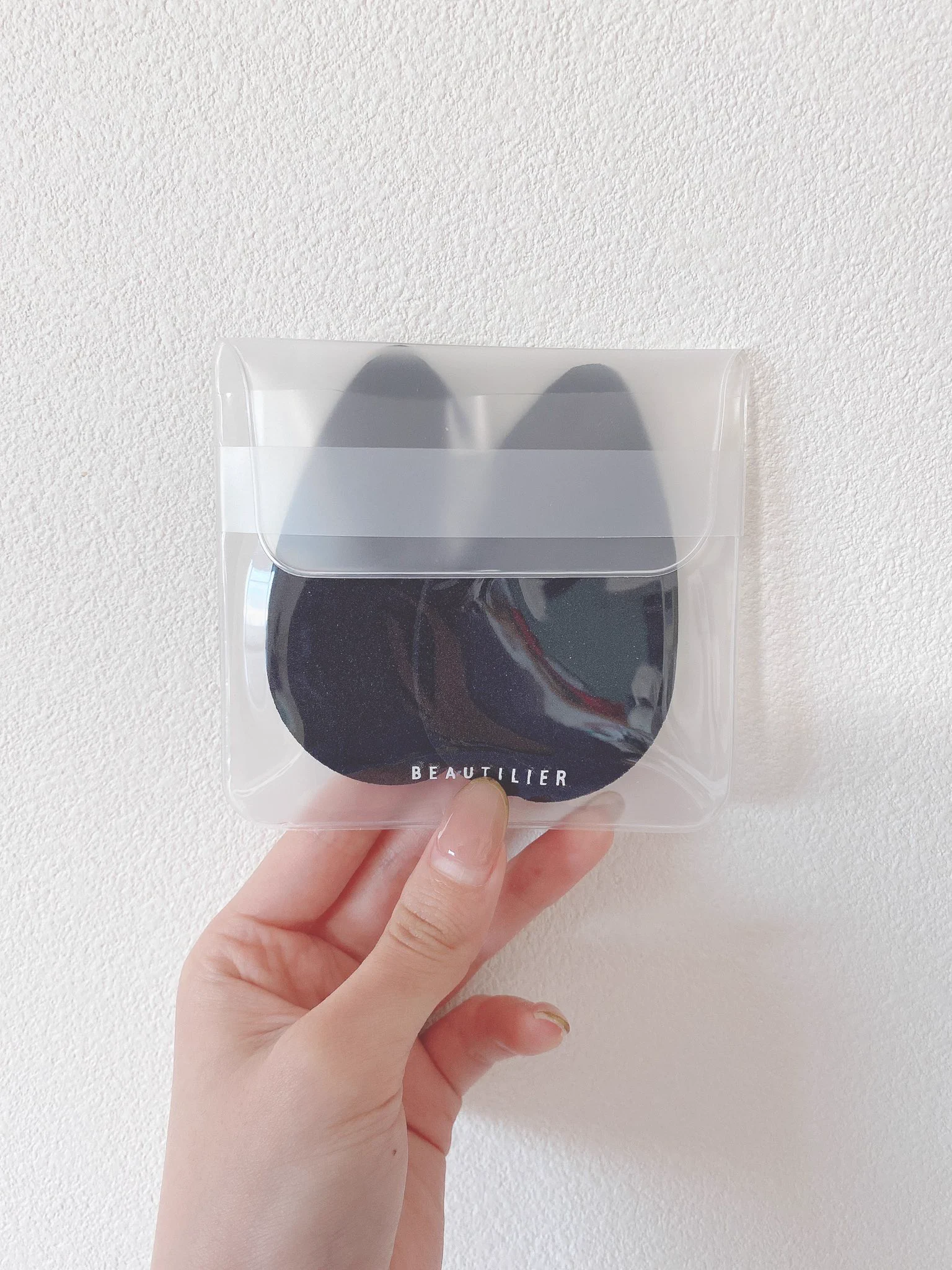 110円で日中のメイクのレベルを格上げできる。ダイソーのオイルオフスポンジ