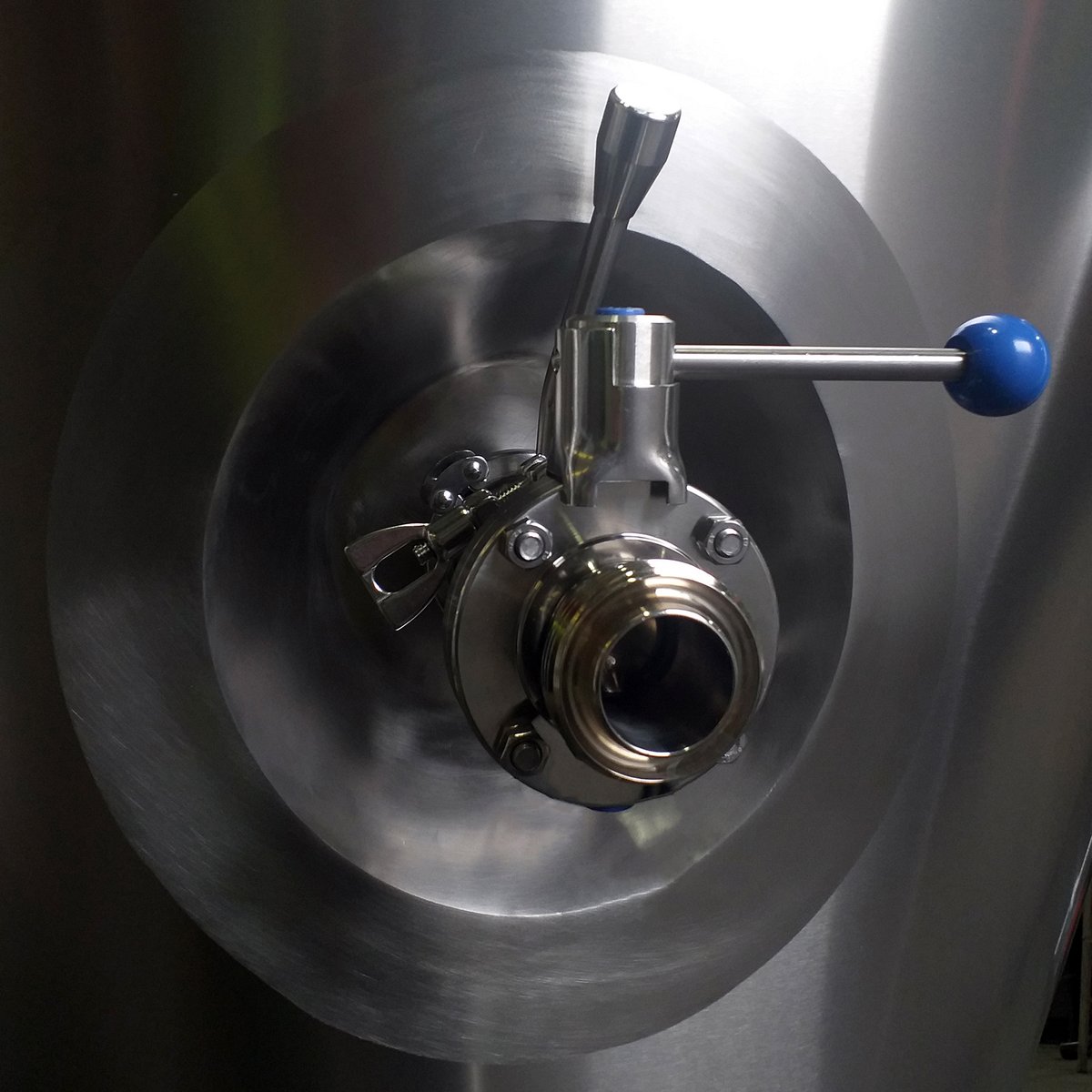 Britanx_'s tweet image. 25HL DPV is about to be wrapped up for delivery to @brewingdragon 

#DPV #unitank #fermentation #FV #conicalfermenter #beer #brewery #beverage #breweryvessels #beertank #vessels #ukmanufacturing #ukmanufacturer #ukmfg #madeinbritain #britishtanks #britanx #fabdec #stainlesssteel