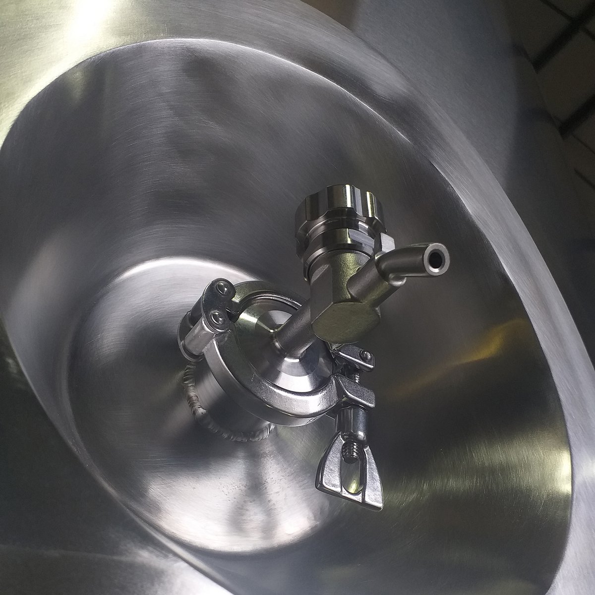 Britanx_'s tweet image. 25HL DPV is about to be wrapped up for delivery to @brewingdragon 

#DPV #unitank #fermentation #FV #conicalfermenter #beer #brewery #beverage #breweryvessels #beertank #vessels #ukmanufacturing #ukmanufacturer #ukmfg #madeinbritain #britishtanks #britanx #fabdec #stainlesssteel