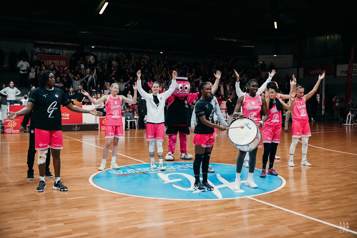 fullsave's tweet photo. Retour en images sur le match aller de la demi-finale des playoffs #LF2 du @tmb_basket la semaine dernière 🤩

Encore merci les pionnières pour cette superbe soirée 👏 🏀

📷 Crédit photos : La Fabrique Visuelle https://t.co/UN4HJoSS1n