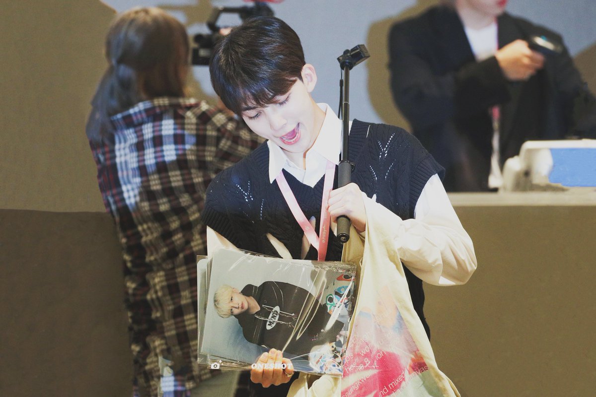 1004ddadu's tweet photo. jeonghan saw who is the cashier so he bags all the merch 😭 https://t.co/gzg6y9tGQt