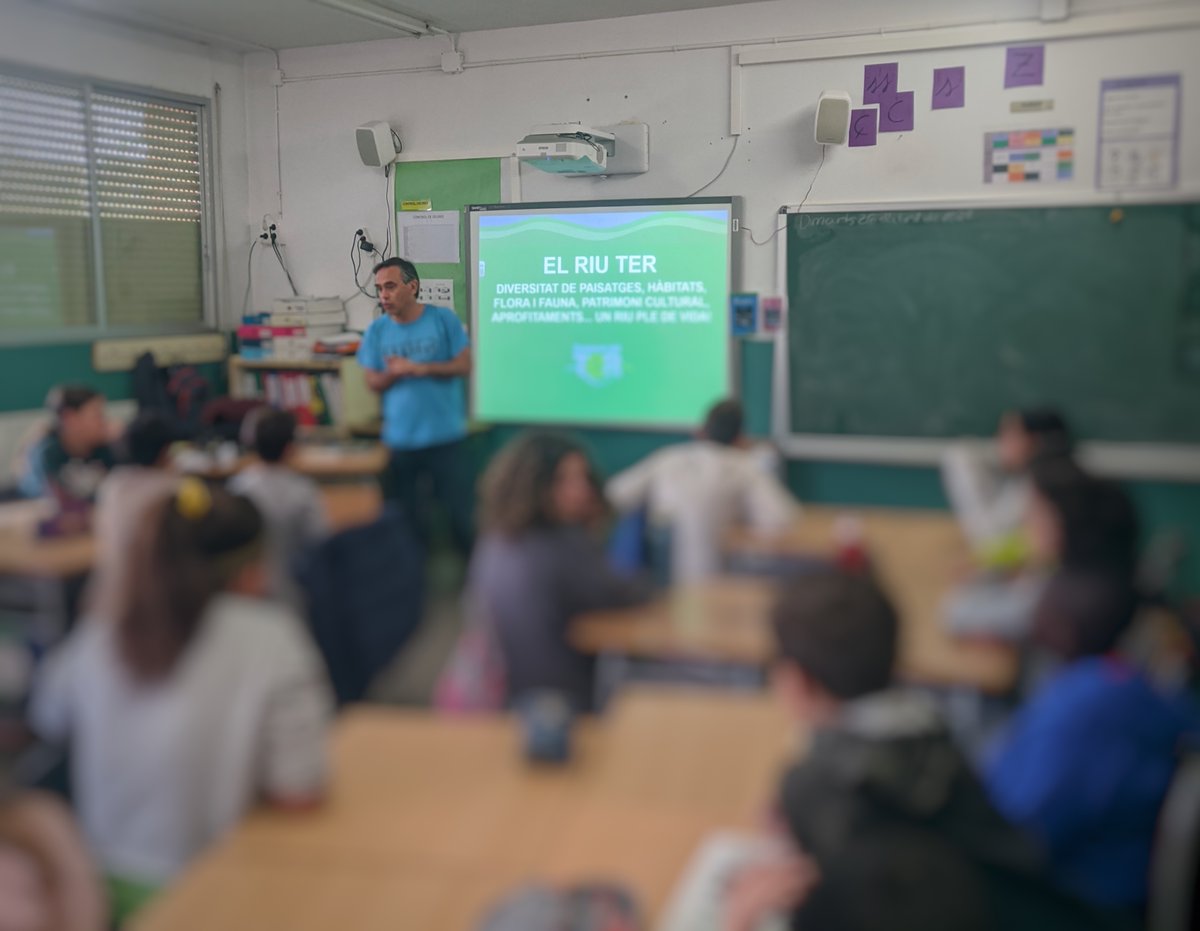 Hem estat a l'escola Pompeu Fabra de #Manlleu fent xerrades als grups de 5è de primària sobre el riu Ter 💧, vinculades a l'exposició que tenen al centre fins a finals de setmana. L'activitat ha comptat amb el suport de <a href="/diba/">Diputació de Barcelona</a>. 📸<a href="/PompeuManlleu/">Escola Pompeu Fabra Manlleu</a>.