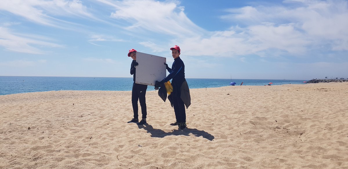 yemax1980's tweet photo. L'alumnat de l'optativa d'escola verda @InsThos ha participat a la segona neteja de la platja de Sant Simó. https://t.co/GkmcL4UbnB