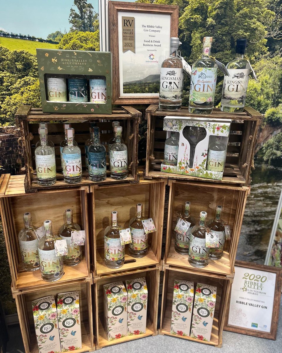 ribblevalleygin's tweet photo. Final day at the @FarmShop_Deli 

Stand B120 

 #ribblevalleygin #seasonalgin #signaturegin #littlelanegin #gardenpartygin #wintersnightgin #countrymarketgin #ribblevalley #lancashire #smallbatchgin #smallbatchdistillery #ginandtonic #giftsets #gingifts https://t.co/yVbE4g0AyT