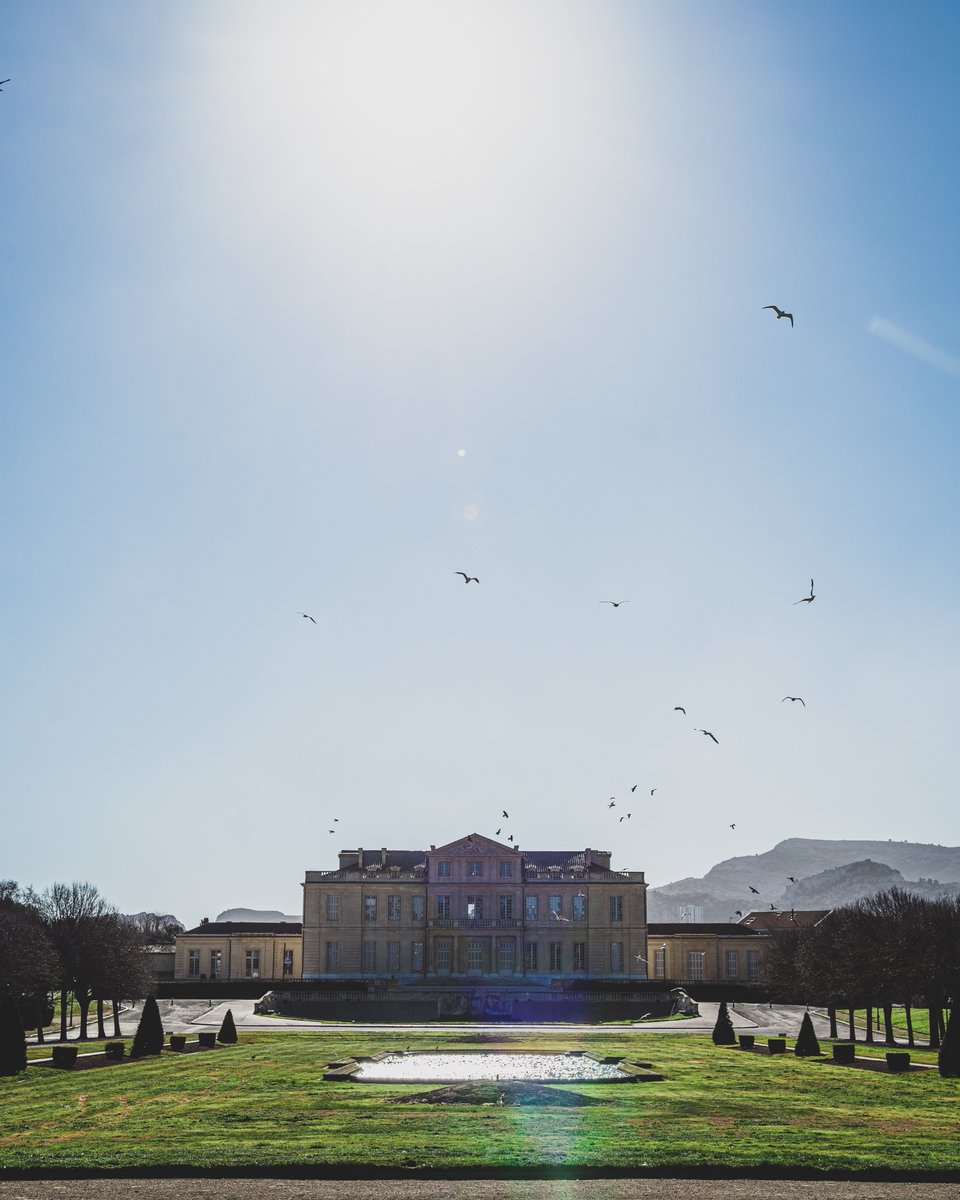 #JournéeDuSoleil🌞| Avec en moyenne 2858 heures de soleil et 170 journées ensoleillées par an, Marseille est la ville la plus ensoleillée en France !
Bonne journée à toutes et tous.