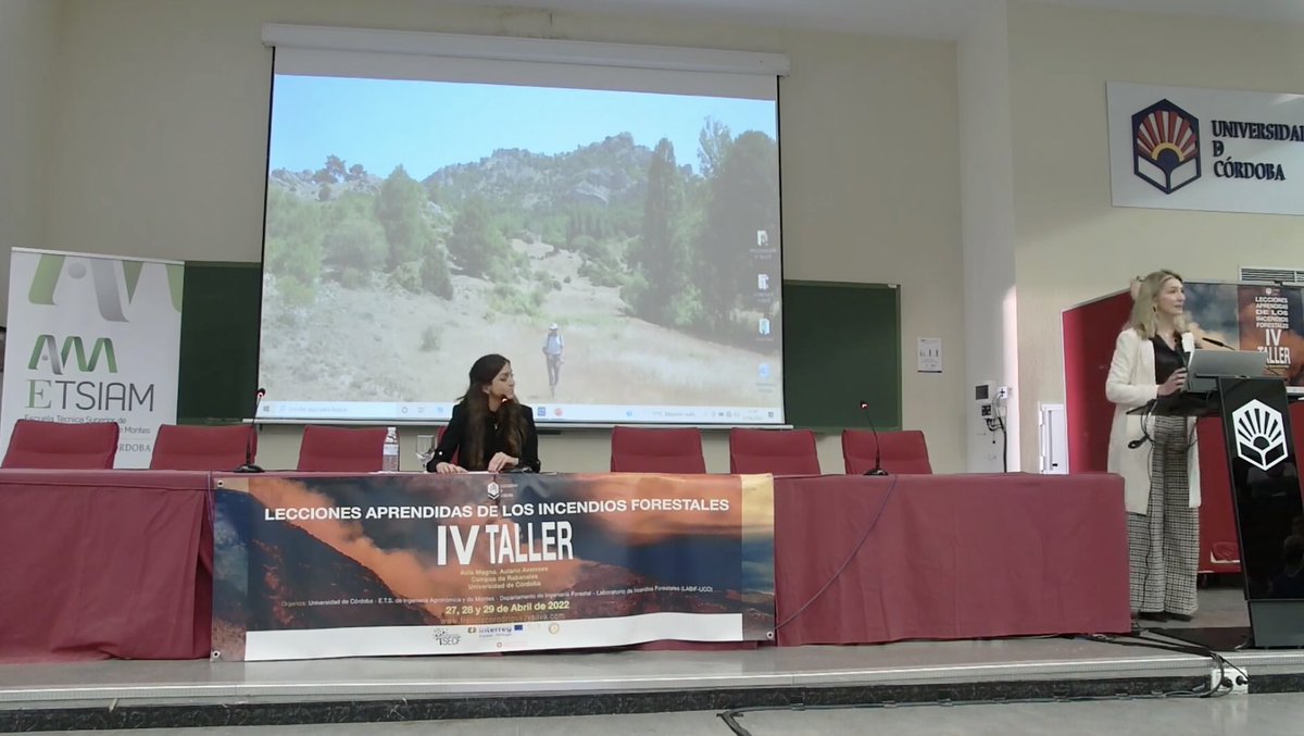 ETSIAMCordoba's tweet photo. 🗣Entrega de la Medalla de la @ETSIAMCordoba a título póstumo a nuestro compañero Curro Rodríguez y Silva 
Hace entrega nuestra Directora @RosaGallardo15 y @GoVillamandos a su esposa e hijos

Con todo nuestro cariño @Univcordoba #FamiliaETSIAM https://t.co/40O0PbMrVi