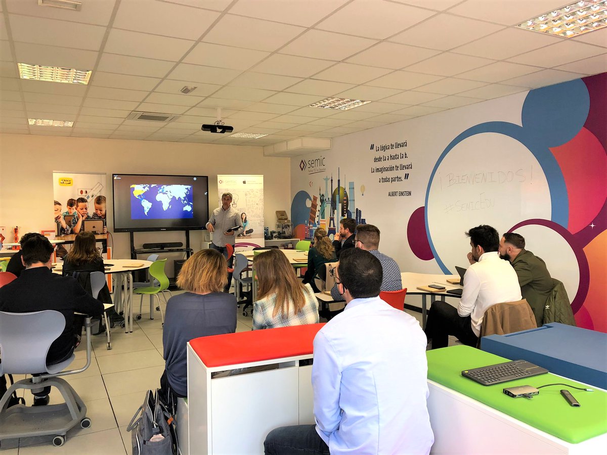 EducacionSemic's tweet photo. Despuรฉs de una presentaciรณn del ecosistema #AppleEducacion, hemos escuchado el caso de รฉxito de @colintlev de la mano de su Director IT (CTO) @rodrigoegido, #DistinguishedEducator ๐
ยกGracias Rodrigo! Toda una inspiraciรณn. https://t.co/sQWwzlecAu