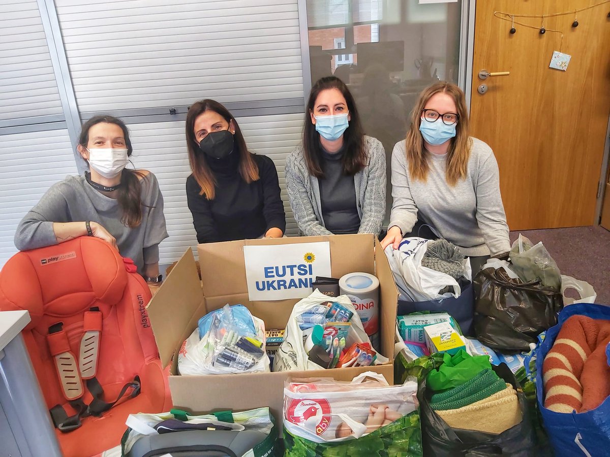 EutsiU's tweet photo. Foto de grupo de amigas que han donado material a uno de los Puntos de recogida en Vitoria-Gasteiz

De izda a dcha: Ixone Ezponda Ubiria, Silvia Carretero Gómez, Itxaso Martelo García de Garayo, Cayetana De Simón Torres

Muchísimas gracias!!! #eutsiukrania https://t.co/769X9UlcGL