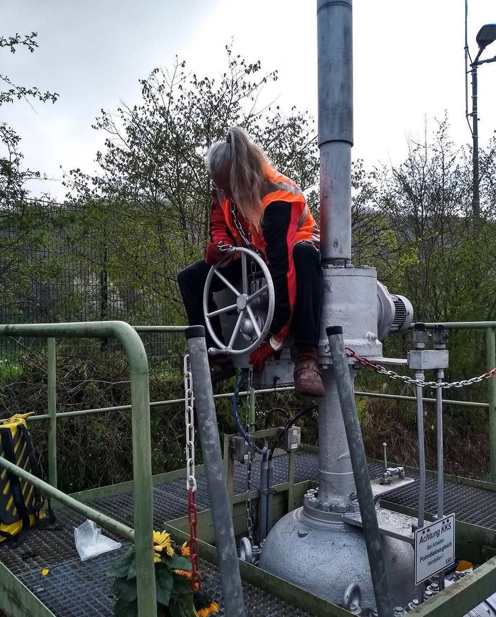 AufstandLastGen's tweet photo. ÖL-PIPELINE ABGEDREHT!

An der für Notfälle gedachten Abstellstation wurde eine Öl-Pipeline soeben abgedreht. Denn was, wenn nicht die Zerstörung von Milliarden Menschenleben, ist ein Notfall? https://t.co/mpznw7exur