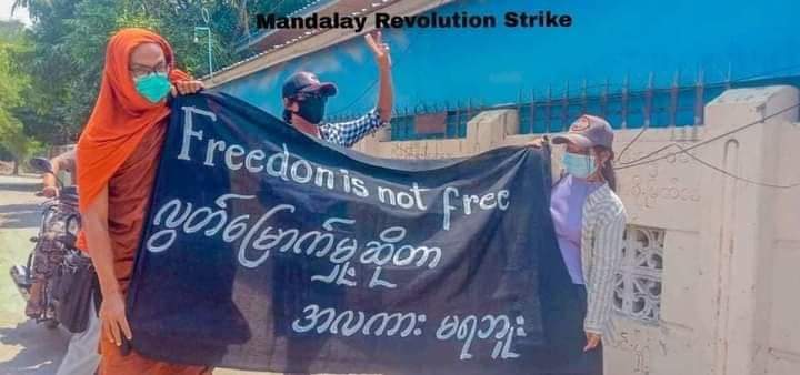 Khithitofficial's tweet photo. မန္တလေးတွင် "လွတ်မြောက်မှုဆိုတာ အလကားမရ" စာတန်းကိုင်ဆောင်ကာ တရုတ်အလံကို မီးရှို့ပြီး ဖက်ဆစ် စစ်တပ် တော်လှန်ရေး ချီတက် ဆန္ဒပြ

ရန်ကုန်၊ ဧပြီ ၂၇ https://t.co/R5CdeKH6mB