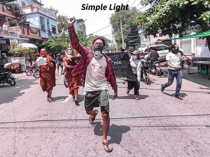 Khithitofficial's tweet photo. မန္တလေးတွင် "လွတ်မြောက်မှုဆိုတာ အလကားမရ" စာတန်းကိုင်ဆောင်ကာ တရုတ်အလံကို မီးရှို့ပြီး ဖက်ဆစ် စစ်တပ် တော်လှန်ရေး ချီတက် ဆန္ဒပြ

ရန်ကုန်၊ ဧပြီ ၂၇ https://t.co/R5CdeKH6mB