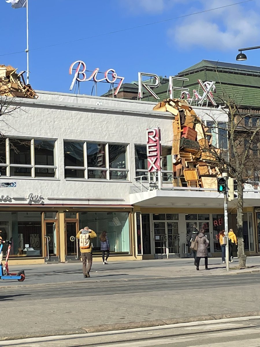 mikaniikko's tweet photo. Jos tätä huonekalukasaa ei kutsuttaisi taiteeksi, pyytäisi palotarkastaja tämänkin viritelmän poistamista? Missä vaiheessa tästä syntyi taideteos, apurahan kautta vai ilman? @Taideyliopisto https://t.co/Pztt3smMC8