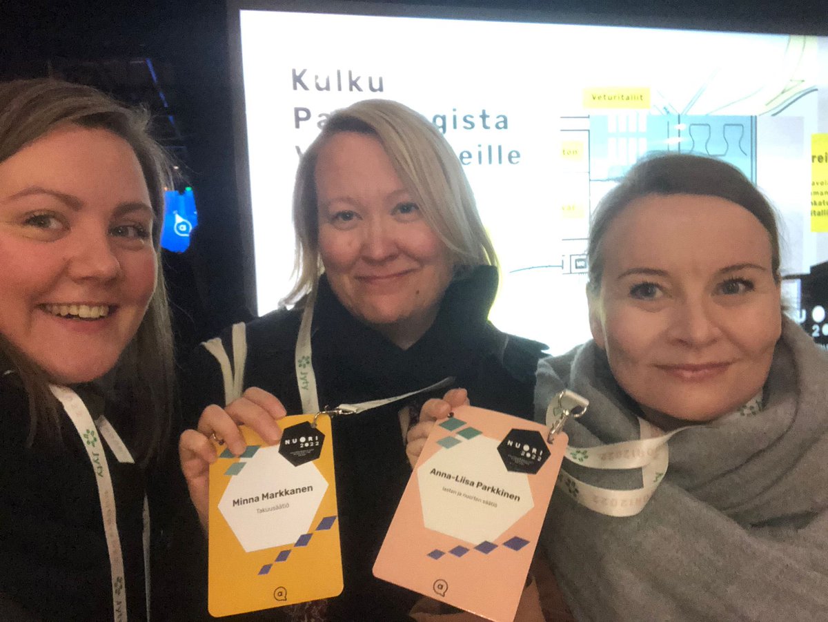 Linda, Minna ja Anna-Liisa valmiina puhumaan tunteista ja rahasta! Tervetuloa mukaan klo 13-14 Veturitalleille Kisko-saliin! #NUORI2022 <a href="/LNSaatio/">Lasten ja nuorten säätiö</a>