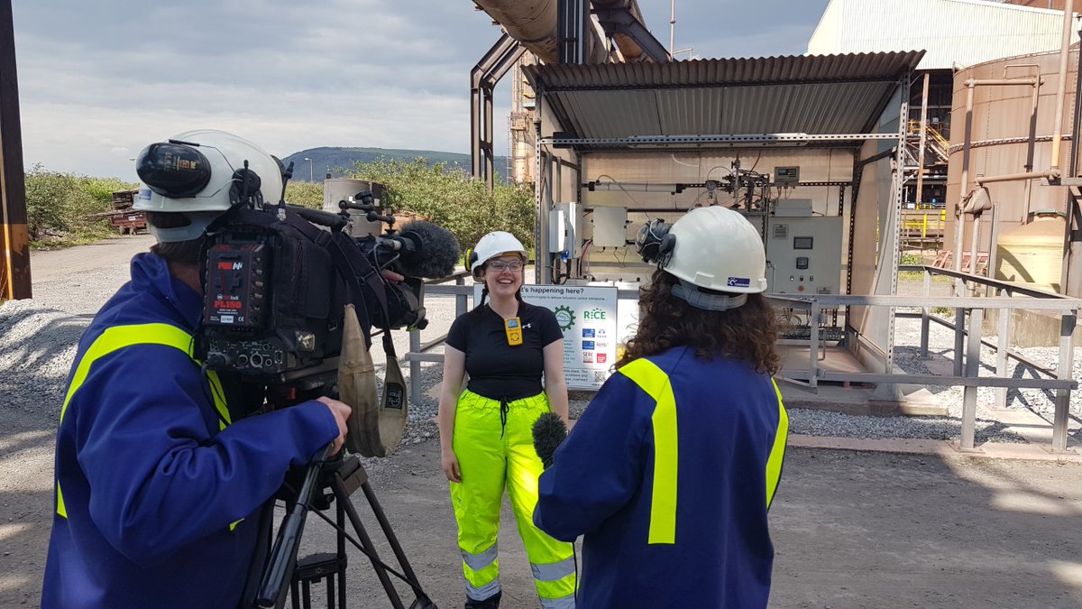 r_chalmersbrown's tweet image. Yesterday on site, and today back at the lab filming with the BBC, chatting about the COACE pilot project; turning @TataSteelUK's surplus steel manufacturing gases into acetic acid! #climatechangetech #carbondioxide #womeninscienceandindustry @USWResearch