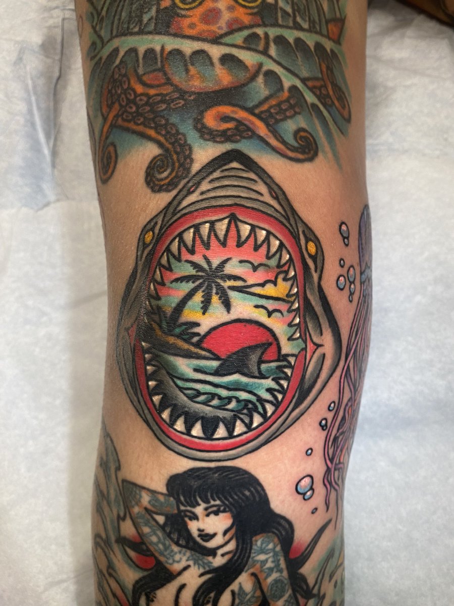 Healed knee #jaws #sharktattoo #kneetattoo #healedtattoo #traditionaltattoo #sharkweek #torchtattooshop