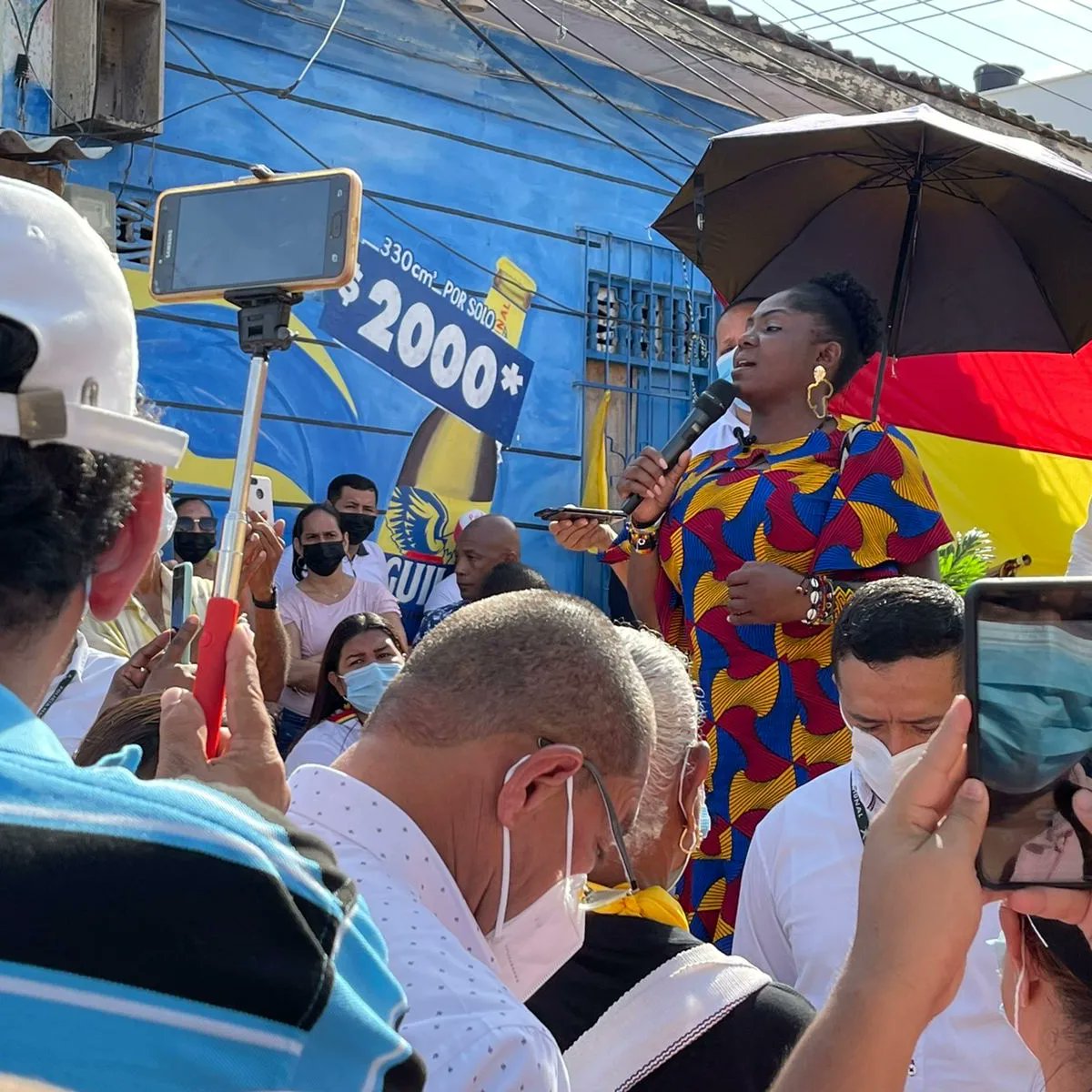 FranciaMarquezM's tweet photo. Llegamos a las comunidades de Mokaná, en Malambo, quienes han construido espacios de vida por medio del arte. Cuando el pueblo negro e indígena se juntan cambia la historia de Colombia #VamosAVivirSabroso con las poblaciones del Atlántico. #FranciaLaViceDelCambio https://t.co/tPlqVcR2XH