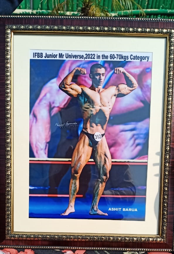 CustomsNer's tweet photo. Shri GM Kamei, Commissioner of Customs (Prev.) NER Shillong, felicitated Bodybuilder Ashit Baruah (s/o Raju Baruah, Hawaldar) Mr Universe India title winner in International Bodybuilding Championship 2022 organised by the IBFF in Pune. https://t.co/IbIMEKtbVm