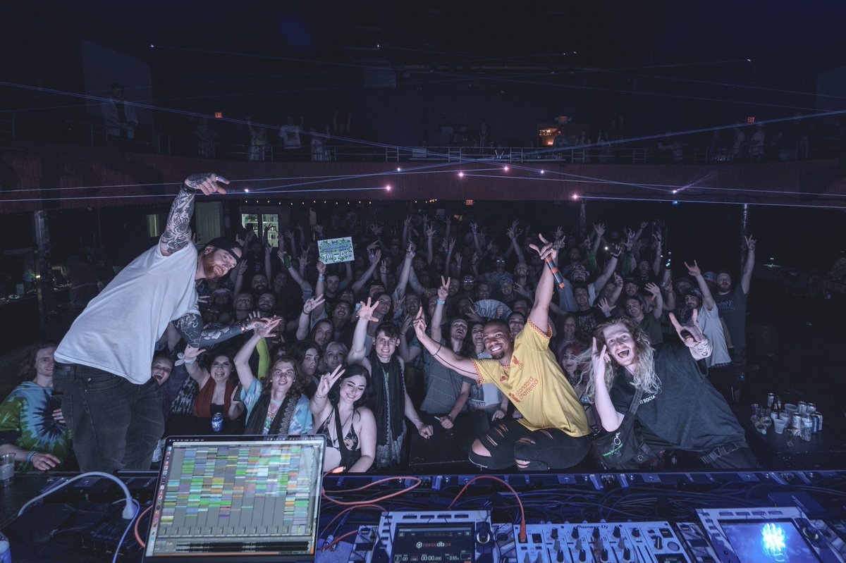 UncutRepublic's tweet photo. Family tings 😇❤️ We love this community so much and we wouldn’t be where we are without you guys. Thank you for always showing out and spreading the love. Let’s keep it going ‼️

📸: JayCmedia https://t.co/UY8gYmrMbQ