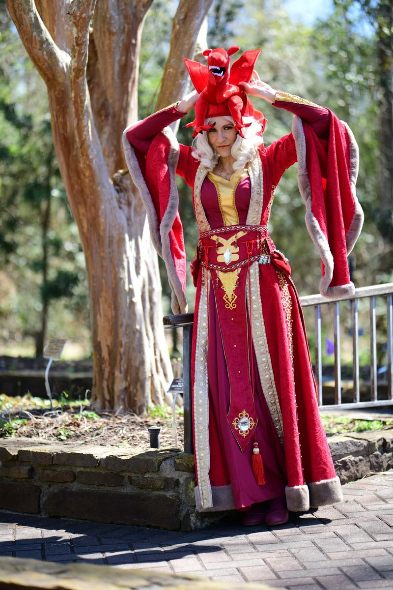 cosmicempress's tweet photo. I shall bless this week further with my dragon hat.

Photo also by M3PHOTOs

#dragon #dragonhat #dnd #DnDcharacter https://t.co/3ptUUwrgEH