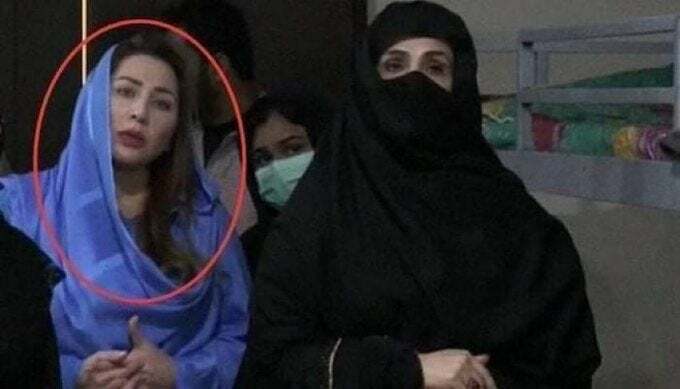 IamPMLN's tweet photo. یہ فوٹو دیکھی تو یاد آیا ہمارے پاکستان میں اکثر بڑے سٹور پر بلکل ایسے دو چورنیاں جاتی ہیں میک اپ والی سامان اٹھاتی ہے برقعہ والی اسکو چھپاتی ہے۔۔۔ https://t.co/YjLwXvBFtr