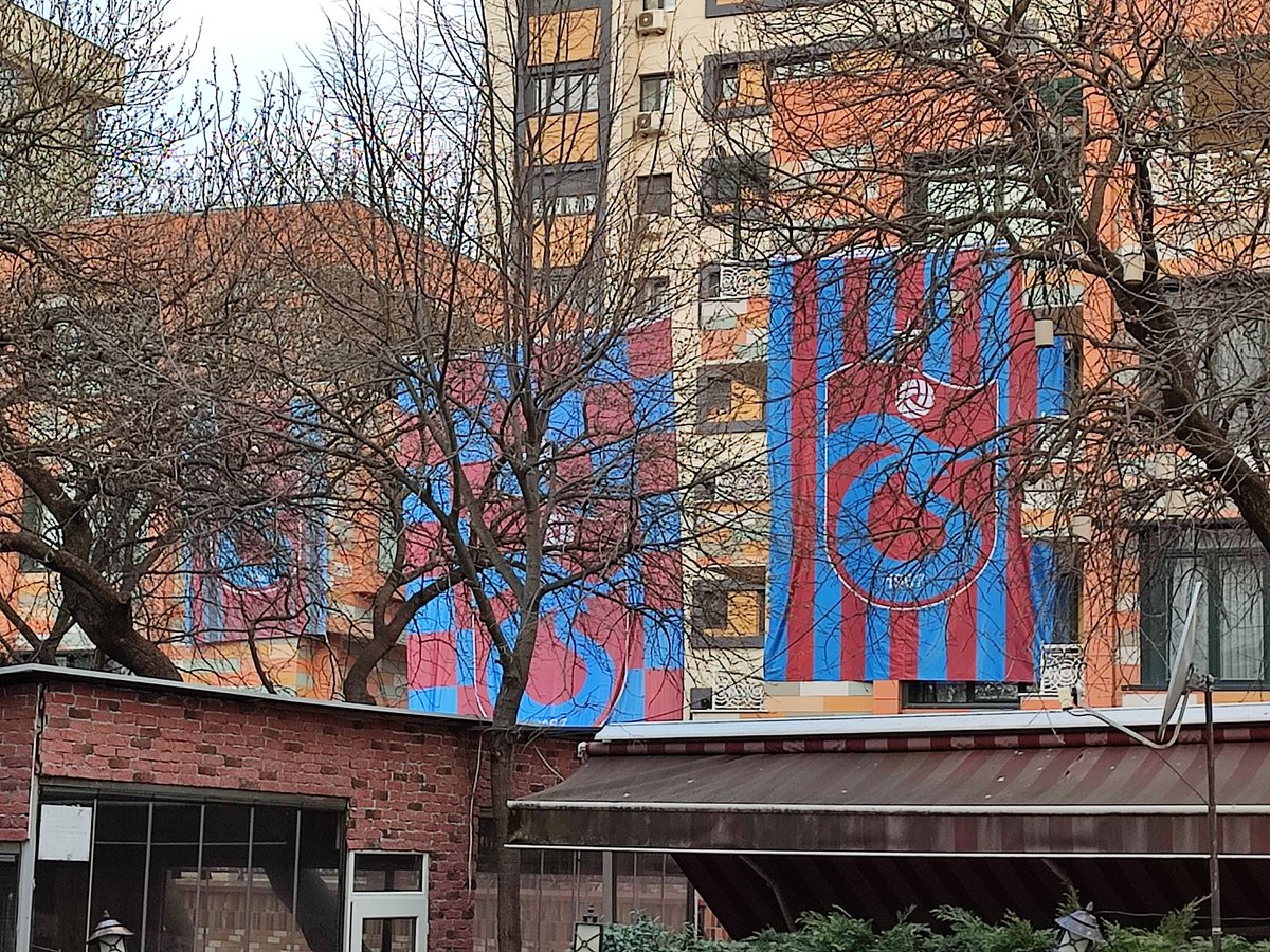 RealistAydn's tweet photo. Bir Galatasaraylı olarak Trabzonsopra gönül verenleri tebrik ediyorum. Trabzonspor ülke futboluna çok değer ve emek vermiştir, bu sene de hak ettiler ve kazandılar. 
Bize her yer Trabzon diyen Trabzonlu haklı,
(Bu gün çektim yer İstanbul Kadıköy Bostancı) 😃
#SampiyonTrabzonspor https://t.co/gyFb9bdaMV
