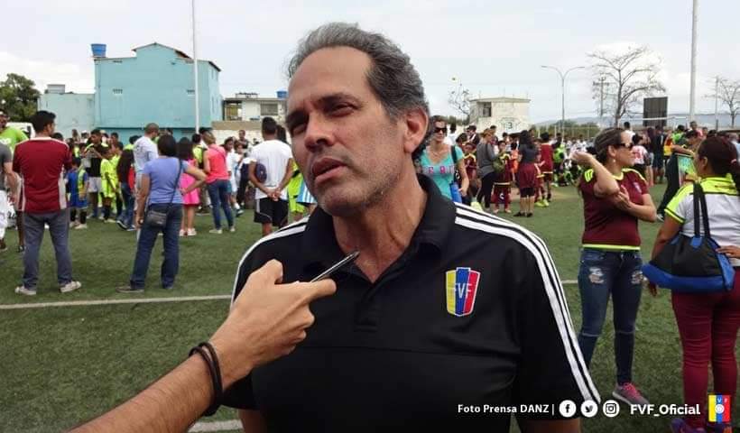 FutbolAnz's tweet photo. UNIDOS POR EL FÚTBOL DE ANZOATEGUI 🇷🇼

El Ingeniero Luis Enzo Traettino se proclama como nuevo Presidente de la Asociación de Fútbol de Anzoategui para el periodo 2021-2025.

La elección se llevó acabo en el salón Gregori Vallenilla del Estadio Gral José Antonio Anzoátegui. https://t.co/mf1FqVXDTr
