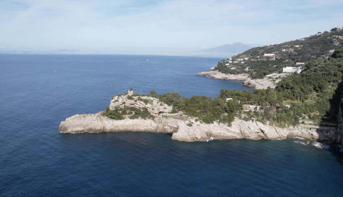Like this wonderful cape close to Naples. The whole thing belongs to Valery Gergiev. He also had numerous properties in Milan which he has recently sold for €47m.