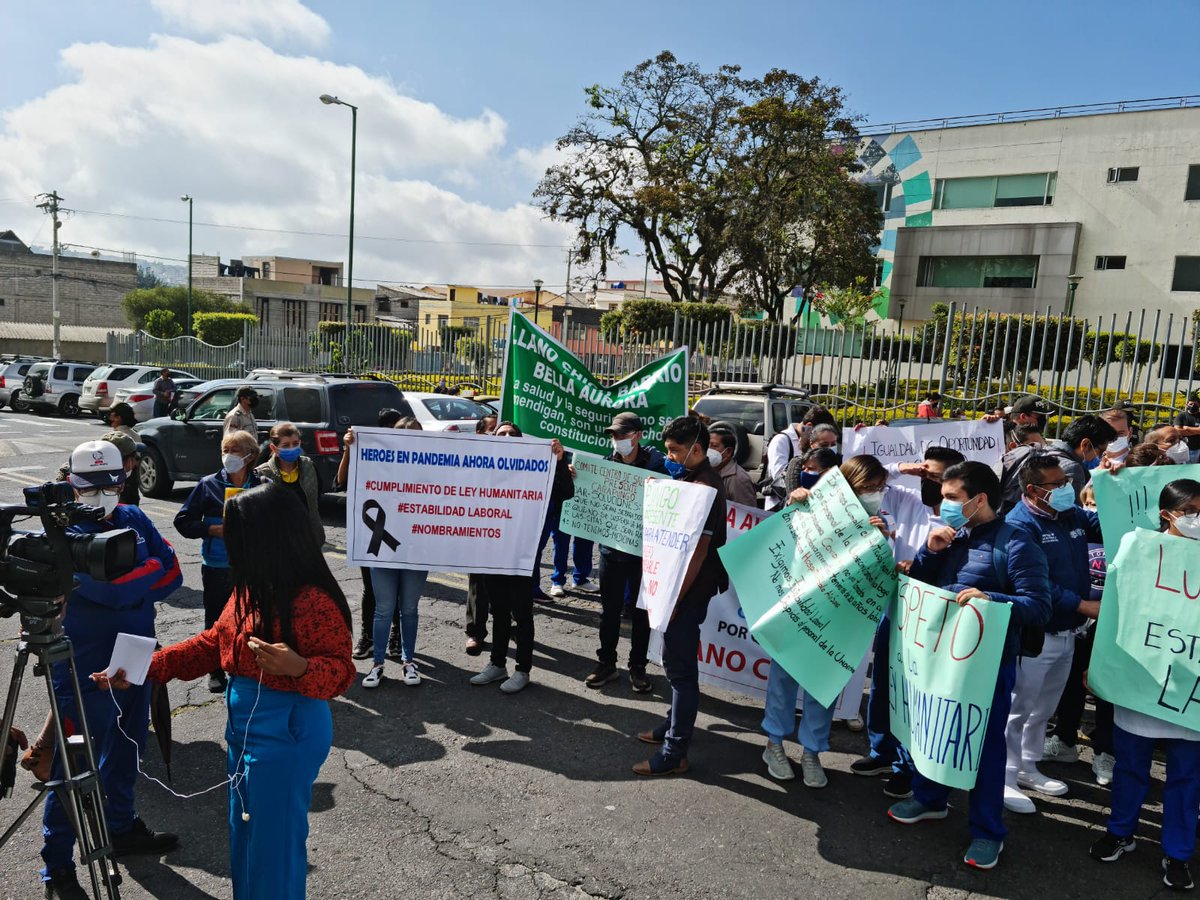 📢📢26/04/2️⃣0️⃣2️⃣2️⃣
PROTESTA en <a href="/hpas_salud/">Hosp. Pablo Arturo Suárez🇪🇨</a>
Por la desvinculación  de profesionales sanitarios/as
Cierre de especialidades como Odontología,Maxilo Facial y otros informa personal de esa casa de salud.<a href="/Salud_Ec/">Ministerio de Salud Pública 🇪🇨</a> en marzo
señaló que no habría despidos en su cartera.
<a href="/LassoGuillermo/">Guillermo Lasso</a>