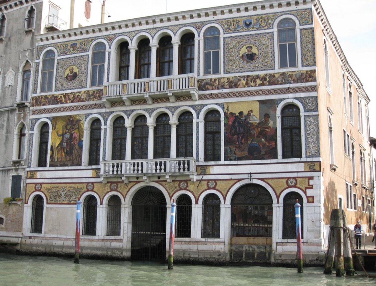 But the crown jewel of his properties is Palazzo Barbarigo in Venice, an iconic 16 century building on the Grand Canal. In order to be able to film it, me and my colleague  @alburov had to hire a gondola. Now tell me that my job isn’t the coolest in the world.