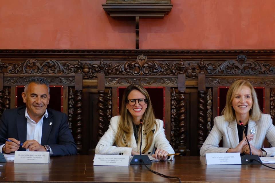 aytoayamonte's tweet photo. El salón plenario del Ayuntamiento, ha acogido una reunión de la Junta Local de Seguridad para ultimar los detalles de los dispositivos de las Romerías de La Cruz de Ayamonte y María Auxiliadora de Pozo del Camino, que se celebrarán el próximo fin de semana de mayo. https://t.co/adwZwGALDE