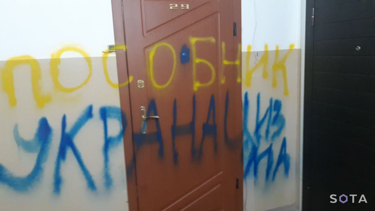 На дверях квартир пензенских волонтеров, которые помогают беженцам из Мариуполя уехать из России, неизвестные испортили двери

ovd.news/news/2022/02/2…

Фото: SOTA