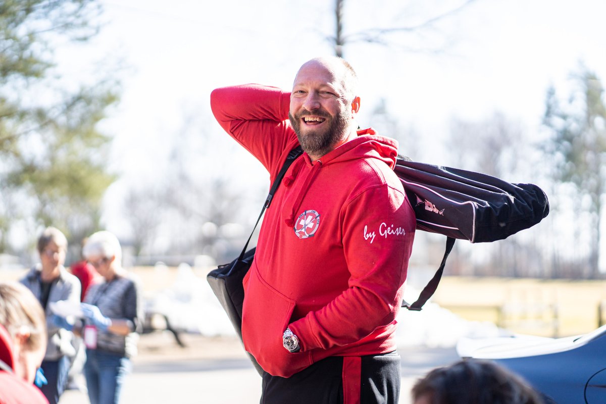 Swiss_Bandy's tweet photo. 𝗪𝗼𝗿𝗹𝗱 𝗖𝗵𝗮𝗺𝗽𝗶𝗼𝗻𝘀𝗵𝗶𝗽 🇸🇪 𝘄𝗼𝗺𝗲𝗻 𝘁𝗲𝗮𝗺 🇨🇭
𝗧𝗵𝗲 𝘀𝘁𝗮𝗳𝗳 👨‍🏫👨‍🔧🦸‍♂️
A #bandy team is not just players but also a staff that works all year round to prepare the girls for the world championships🥵
Juggle between sessions, lineup, media, theories and so on🤯 https://t.co/bUSOK44ml9