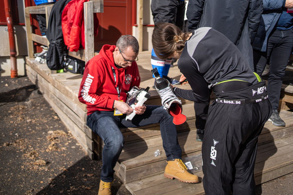 𝗪𝗼𝗿𝗹𝗱 𝗖𝗵𝗮𝗺𝗽𝗶𝗼𝗻𝘀𝗵𝗶𝗽 🇸🇪 𝘄𝗼𝗺𝗲𝗻 𝘁𝗲𝗮𝗺 🇨🇭
𝗧𝗵𝗲 𝘀𝘁𝗮𝗳𝗳 👨‍🏫👨‍🔧🦸‍♂️
A #bandy team is not just players but also a staff that works all year round to prepare the girls for the world championships🥵
Juggle between sessions, lineup, media, theories and so on🤯