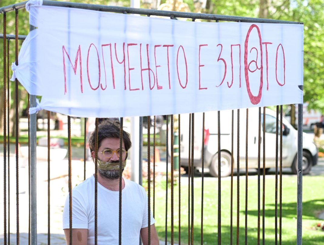 Молчењето е злОто!
Решетките не може да ја ограничат слободата на духот, ниту љубовта  кон татковината! 
Слобода за политичките затвореници!

27А