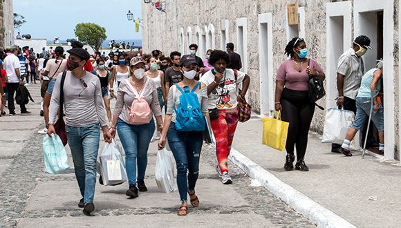 DefendiendoCuba's tweet photo. Como un regalo a la familia🇨🇺 después de 2 difíciles años de covid llega la #FILCuba2022, la que se extenderá hasta el 30/4. Ya disfrutaste de la fiesta literaria, qué estás esperando⁉️

☝️No dejes pasar la oportunidad de obtener tu mejor📕‼️

#CubaViveYTrabaja
#DefendiendoCuba🇨🇺 https://t.co/5c28zMNnsB
