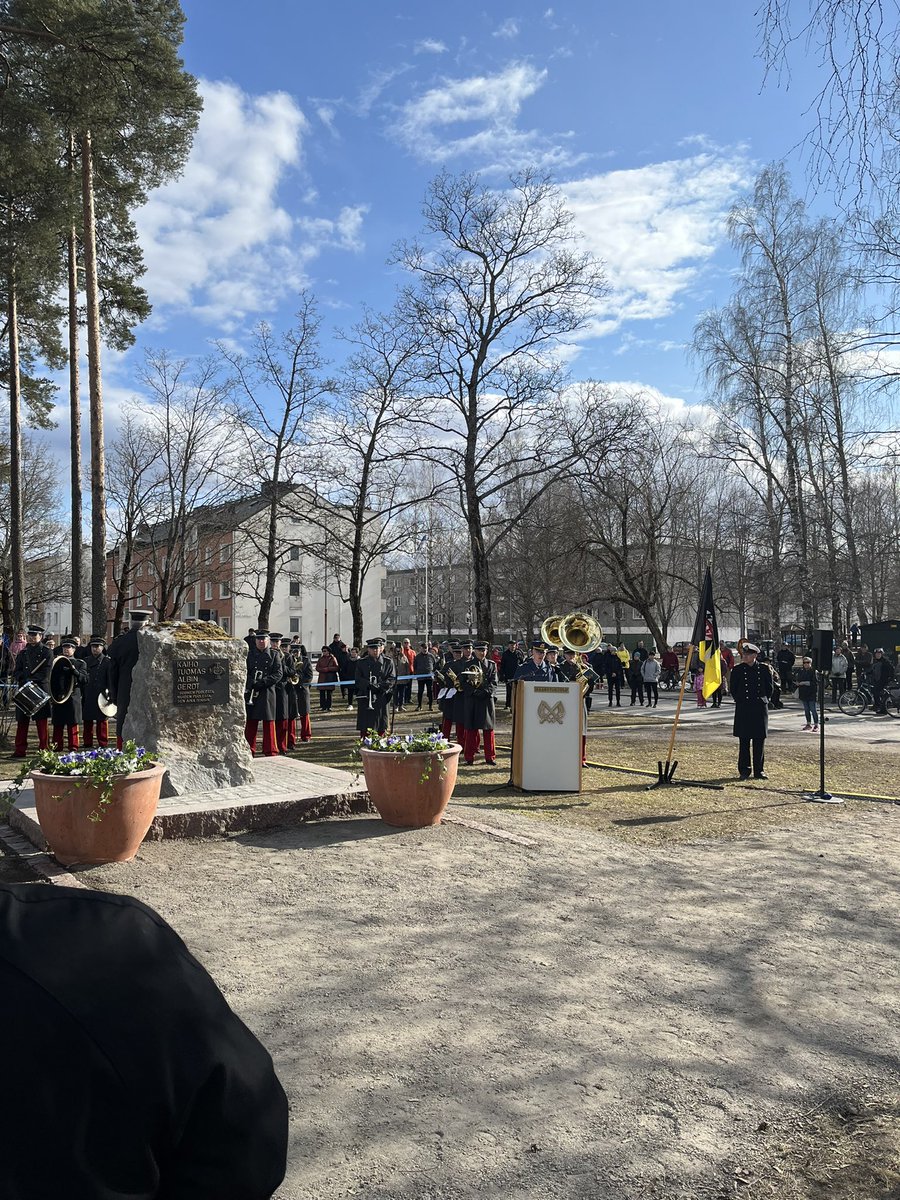 Kari Pietiläinen (@capapietilainen) on Twitter photo Mannerheim-ristin ritari Tuomas Gerdtin muistomerkin paljastus Lauritsalassa. Maj Joni Pirinen lausui runon ”viimeinen”. <a href="/MRitarit/">Mannerheim-ristin ritarit</a> #lappeenranta #maask #himmetäeimuistotsaa Mannerheim-ristin ritari Tuomas Gerdtin muistomerkin paljastus Lauritsalassa. Maj Joni Pirinen lausui runon ”viimeinen”. <a href="/MRitarit/">Mannerheim-ristin ritarit</a> #lappeenranta #maask #himmetäeimuistotsaa