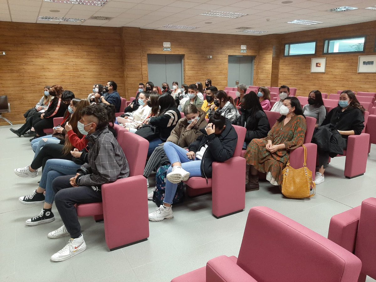 CRE_Alzheimer's tweet photo. Pilar Porras y Alberto Fraile, documentalistas del @CRE_Alzheimer, presentan a los alumnos del @iesfrojas los recursos documentales del centro.

VII Jornadas sobre #dependencia https://t.co/ph6Agf1CfM