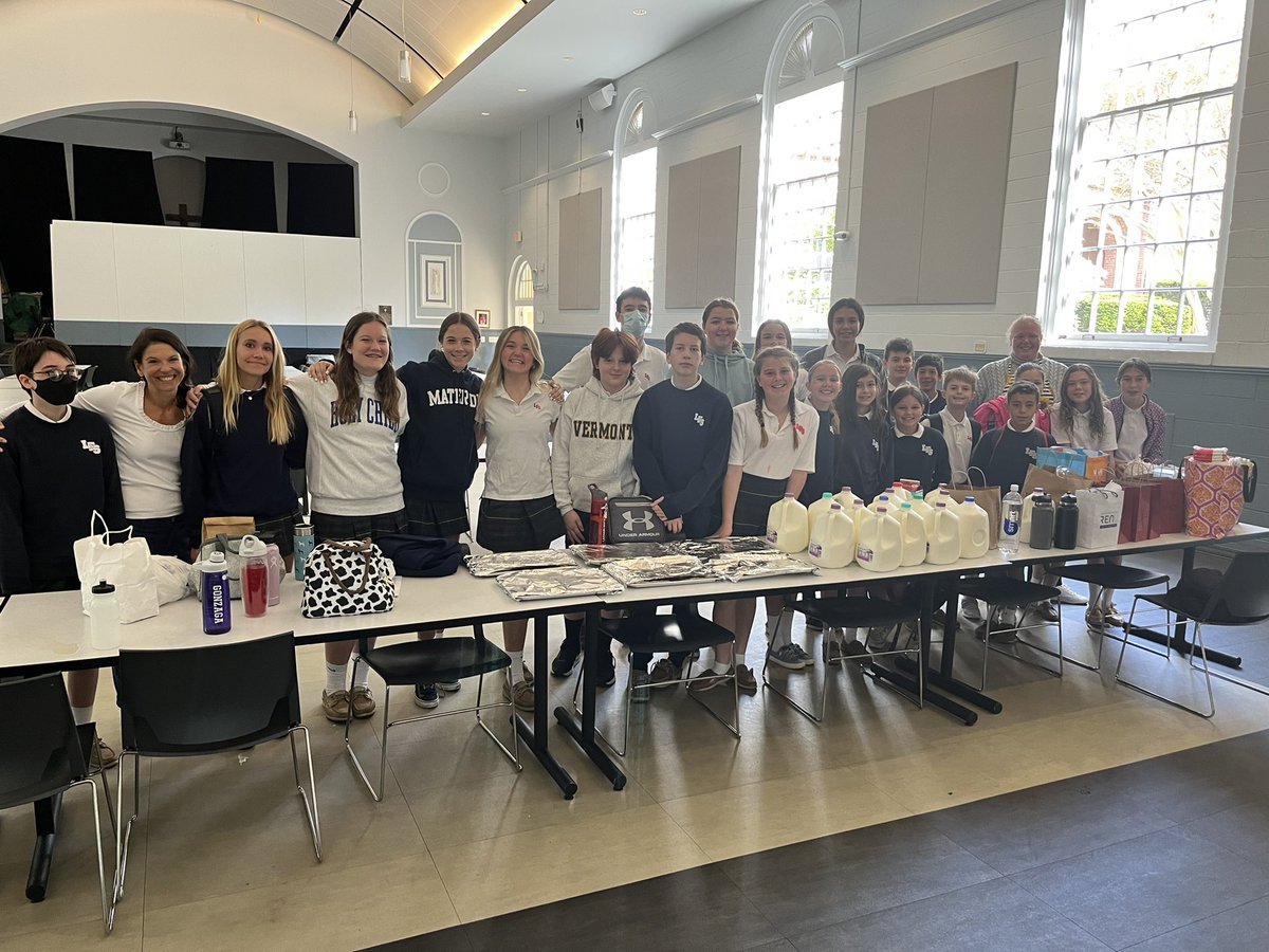 LittleFlowerSc6's tweet photo. LFS middle school students preparing meals for the homeless as part of their minimester about the Social Teachings of the Catholic Church. #CardinalCommunity #minimester #ADWcommUNITY @ADWCathSchools https://t.co/fwUpdYuPkY
