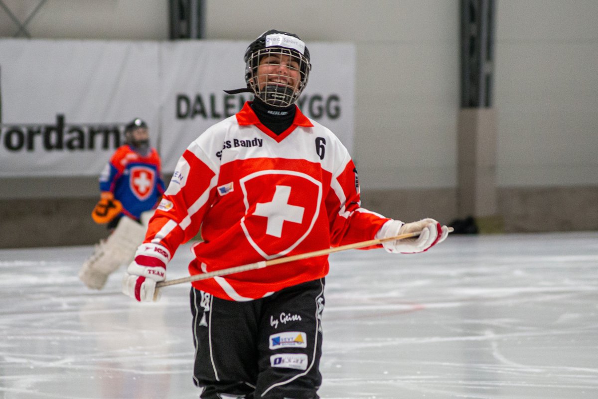 Swiss_Bandy's tweet photo. 𝗪𝗼𝗿𝗹𝗱 𝗖𝗵𝗮𝗺𝗽𝗶𝗼𝗻𝘀𝗵𝗶𝗽 🇸🇪 𝘄𝗼𝗺𝗲𝗻 𝘁𝗲𝗮𝗺 🇨🇭
𝗦𝗺𝗶𝗹𝗲, 𝗯𝗮𝗻𝗱𝘆 𝗶𝘀 𝗳𝘂𝗻😃

The #bandy adventure is more than sport: It's emotions, smiles and fun ☺️
Congratulations to all the girls for keeping such a festive and positive state of mind during this week🥳 https://t.co/5ERC5VQnOk
