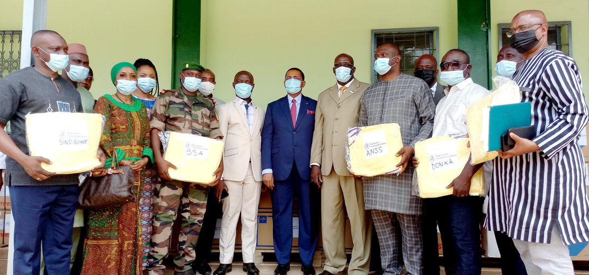 guinee_oms's tweet photo. #Réponse aux urgences: Le Représentant-ai de @guinee_oms, Dr @manenguc vient de procéder à la remise de kits de médicaments & equipements de #PEC ds les #CTEPI & annoncer la mise à disposition de 440 flacons de #Ribavirine pr #le traitement de #Lassa. @BM_Afrique @PcGuinee
@WHO https://t.co/tMDJOoDQpL