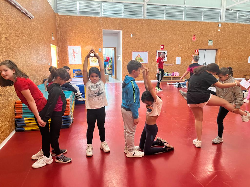 CEIP José Moreno Villa (@ceip_jmvilla) on Twitter photo Actividad de acrosport en la que tutores y tutorizados lo han pasado genial, compartiendo tiempo juntos y apoyándose para construir letras y formar palabras. Actividad de vínculo <a href="/TeiPrograma/">ProgramaTEI Oficial: Acoso Escolar, Ciberbulying</a> <a href="/Malagaconvive/">Gabinete Convivencia e Igualdad</a> @EducaAndInnova Actividad de acrosport en la que tutores y tutorizados lo han pasado genial, compartiendo tiempo juntos y apoyándose para construir letras y formar palabras. Actividad de vínculo <a href="/TeiPrograma/">ProgramaTEI Oficial: Acoso Escolar, Ciberbulying</a> <a href="/Malagaconvive/">Gabinete Convivencia e Igualdad</a> @EducaAndInnova