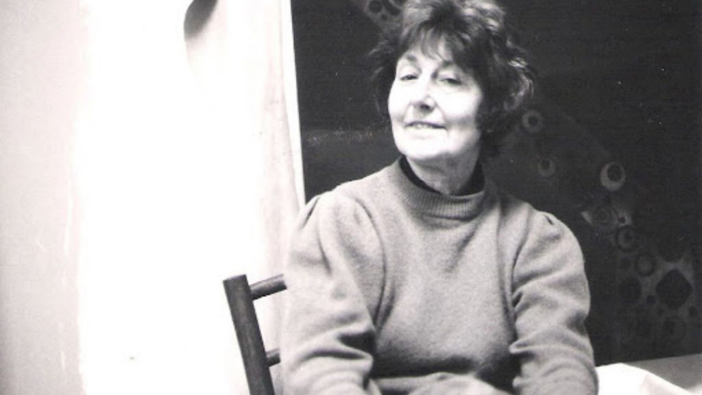 💫A Xarxa ens agrada la poesia

Avui Felicia Fuster <a href="/AnyFFuster/">Any Felícia Fuster</a> 
"Obscura,
fosca em van fer,
embolcallada amb els secrets
de la terra de sota.
Ni la dent
ni l’aixada, ni els trànsits
de l’arrel,
no, res, no m’ha fet créixer cap enfora."