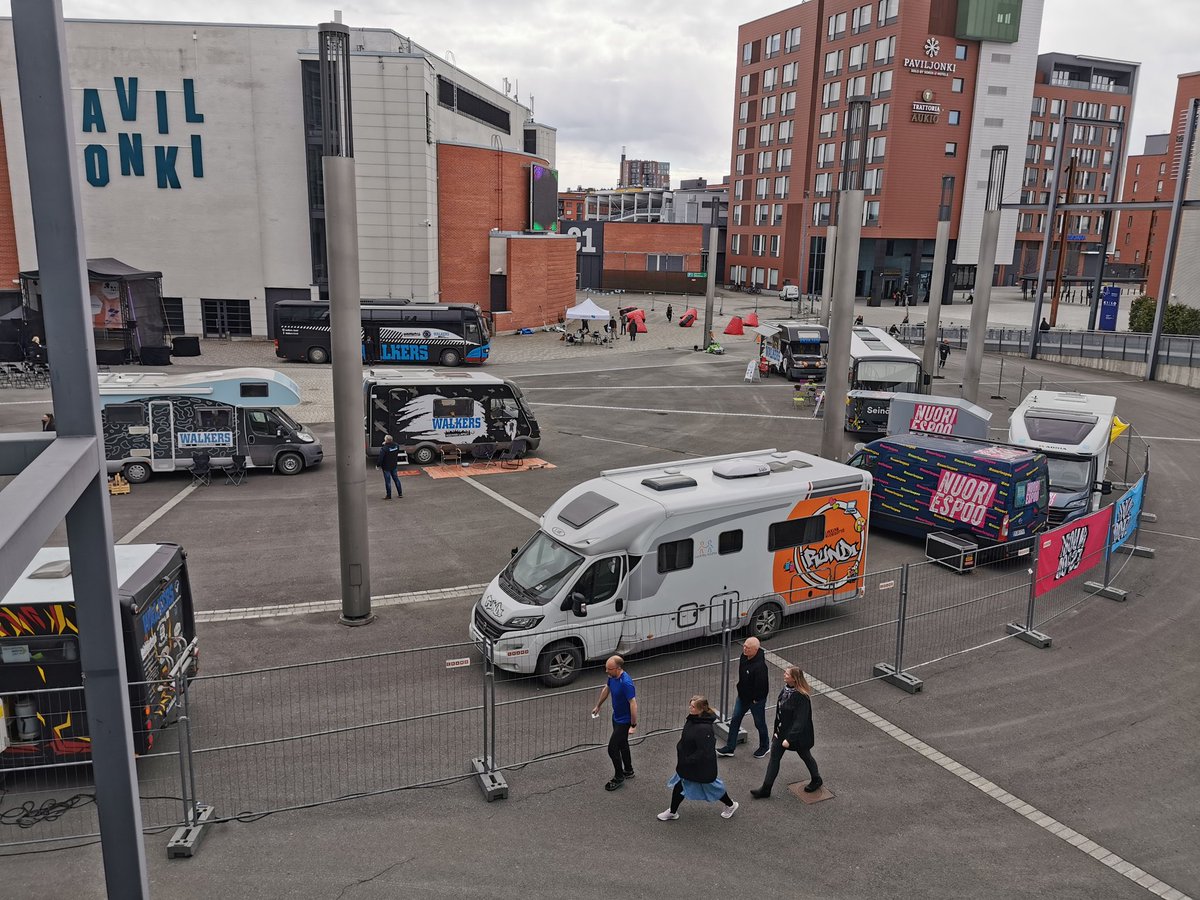 Liikkuva nuorisotyö on todellakin liikkuvaa, sen voi ohikulkijakin todeta #jyväskylä´n Paviljongin pihassa tänään. #NUORI22