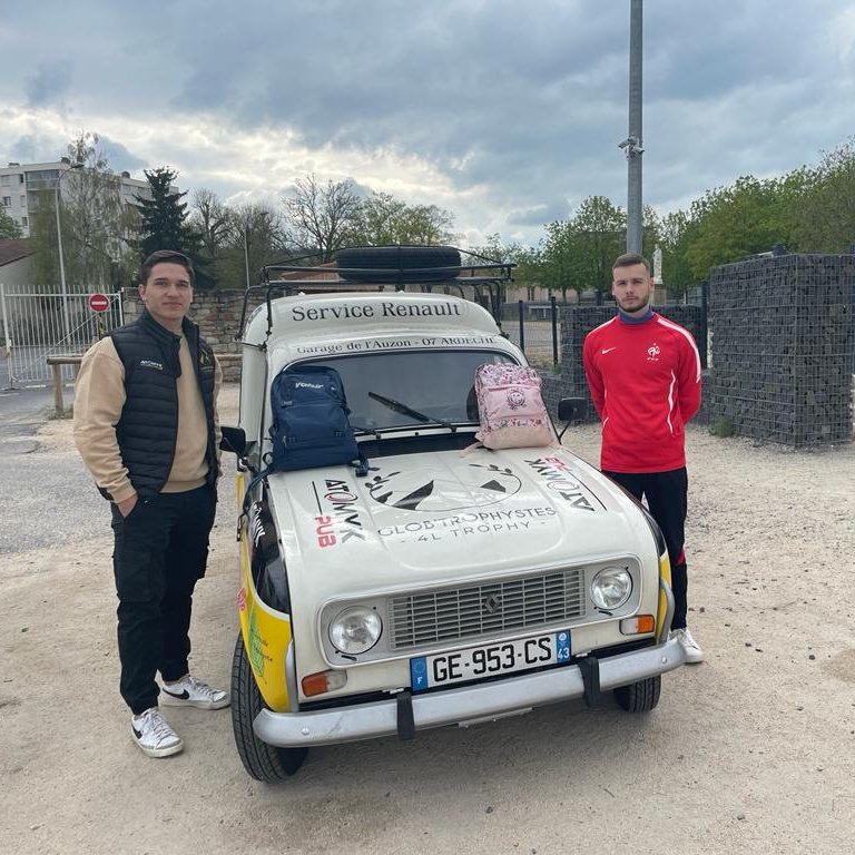 PoleChartreuse's tweet image. #4ltrophy2022 - Nous souhaitons une belle aventure à Hugo et Thomas, les GlobTrophystes qui partent aujourd&apos;hui : direction Biarritz pour démarrer leur périple en 4L jusqu&apos;au désert marocain ! 
pole-lachartreuse.fr/actualite/le-p…