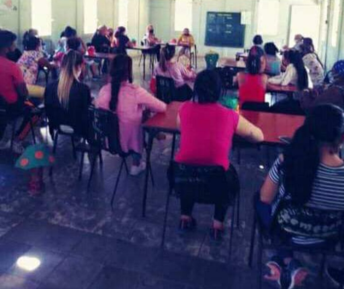 En nuestro centro se realiza el claustro de trabajadores con el objetivo de organizar el desfile por el 1 de mayo. #VivaEl1roDeMayo #dmemanti #EducacionEspecialLasTunas #educacionprovinciallastunas #CubaMined  #Cuba <a href="/DiazCanelB/">Miguel Díaz-Canel Bermúdez</a> <a href="/elsa_ena/">Ena Elsa Velázquez Cobiella</a>  <a href="/RafelAngelGonz1/">Rafel Angel González Rodríguez</a>  <a href="/Yuneisy17223396/">Yuneisy</a>