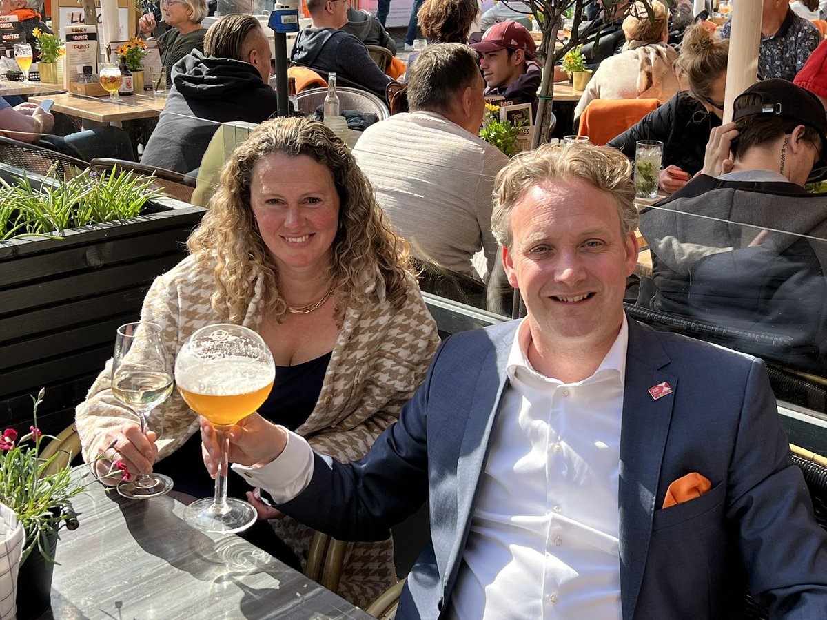 PieterVerhoeve's tweet photo. Op uw gezondheid en op de verjaardag van onze koning π₯π»
Zo vieren @VerhoeveMarja en ik de #nationaletoost
@OranjebondKBOV #kleingeluk https://t.co/HFhi5PHuqP