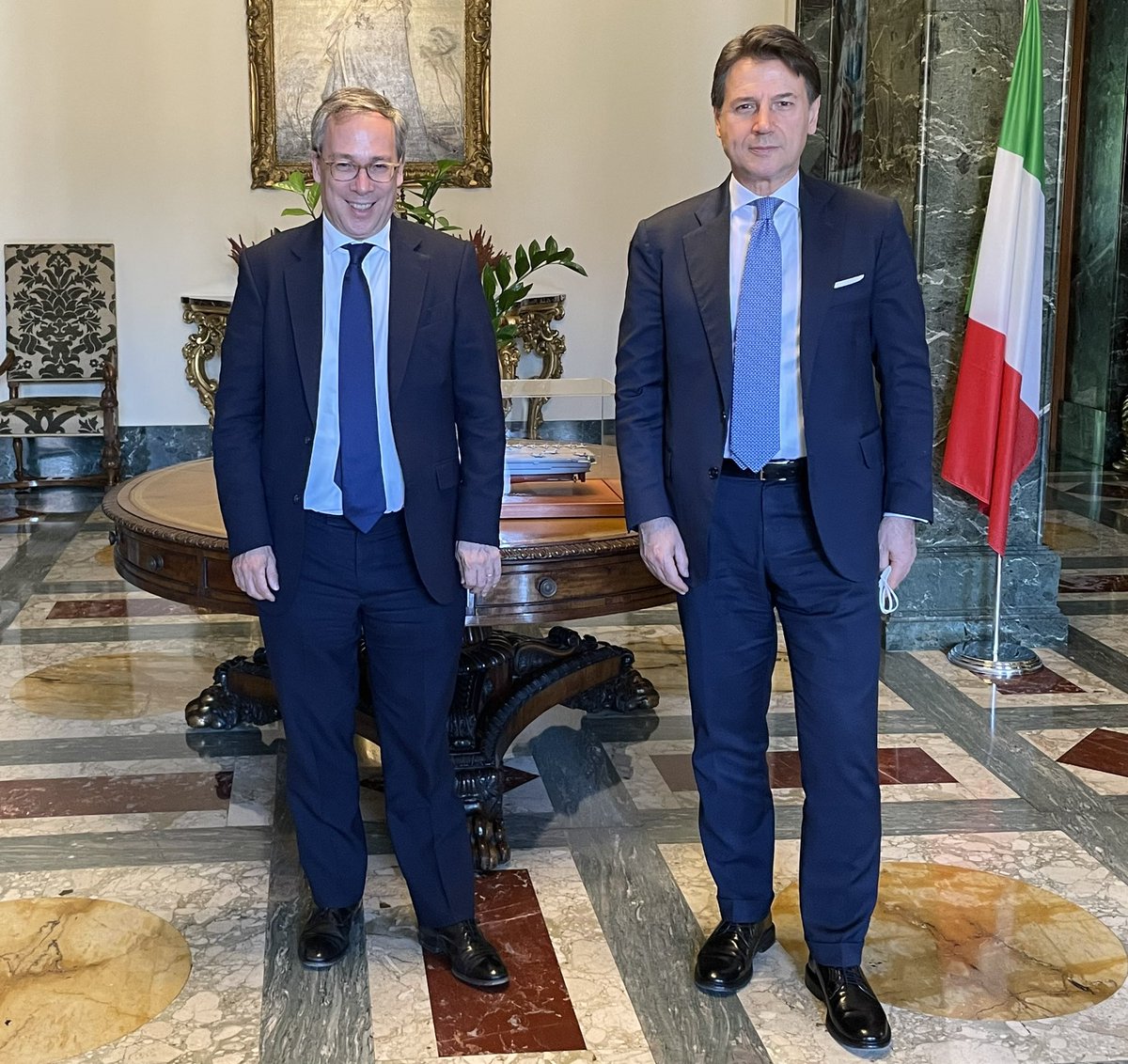 GiuseppeConteIT's tweet photo. Stamane ho incontrato l’ambasciatore @UKinItalia @EdLlewellynFCDO. Nel corso del colloquio ho anche potuto rappresentare la preoccupazione del M5S per le tensioni internazionali di questi mesi. Dobbiamo sostenere l’Ucraina indirizzando azioni e sforzi verso una soluzione politica https://t.co/ufcuHei3qX
