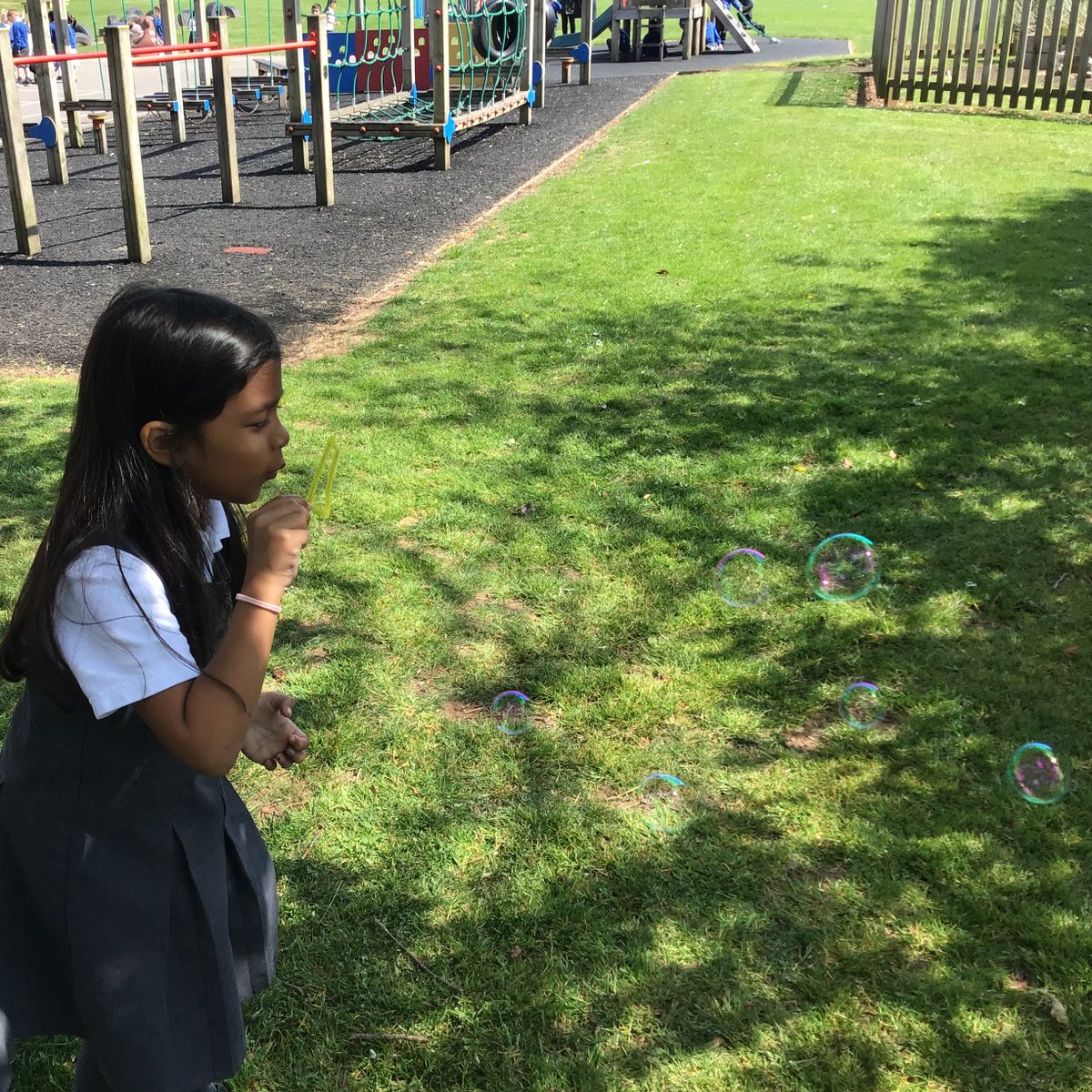 gfprimarycov's tweet photo. 2A had a fantastic afternoon yesterday doing a science experiment. We were exploring whether bubbles are always round using different shaped bubble wands! #GFY2 #GFscience https://t.co/Gobl0u4piX