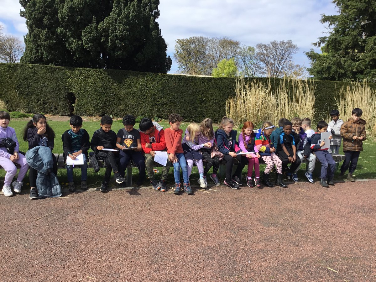 BalgreenPrimary's tweet photo. #Primary3a went over to Saughton Park to look for real life 3D objects. They found loads! https://t.co/9DzdGUVPB9