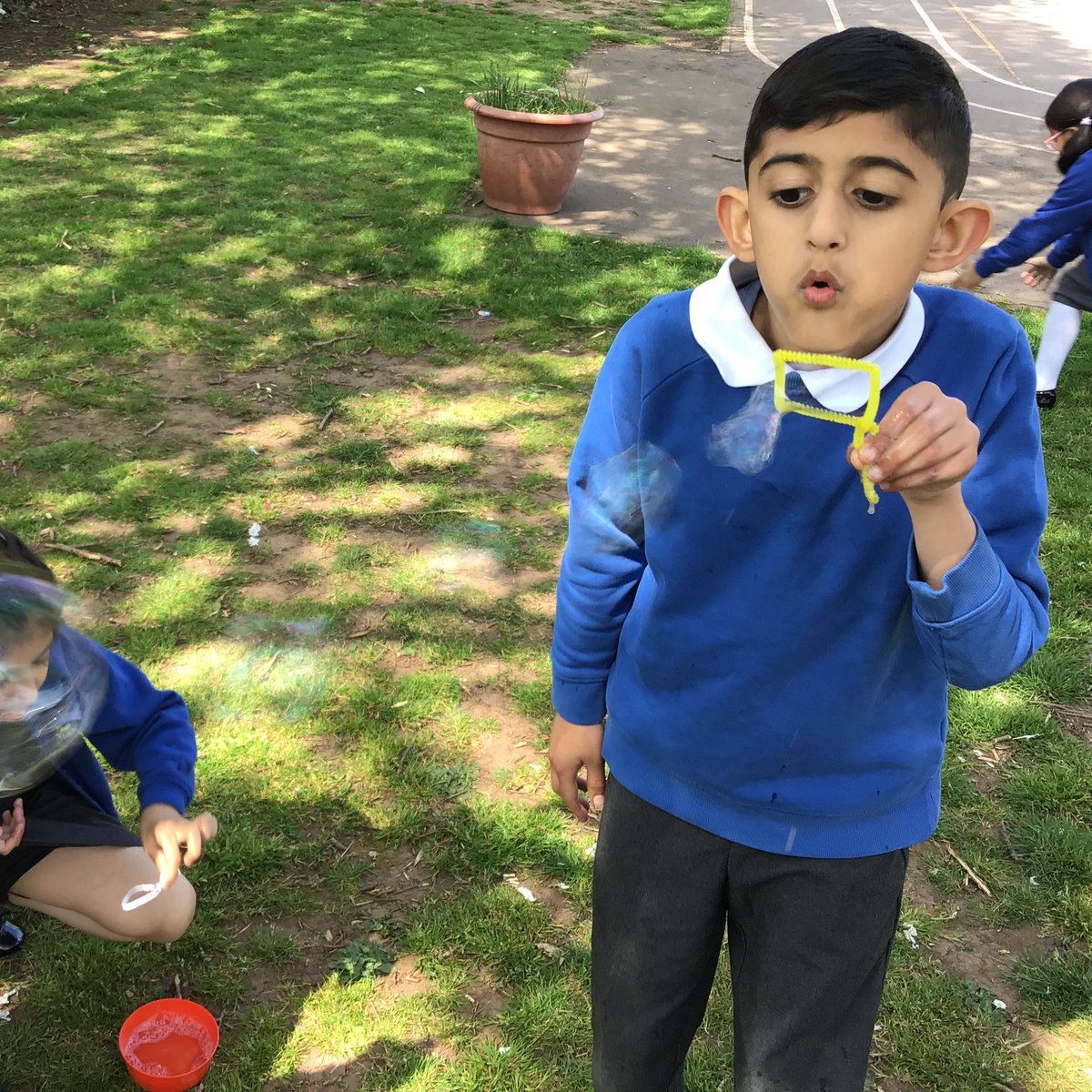 gfprimarycov's tweet photo. 2A had a fantastic afternoon yesterday doing a science experiment. We were exploring whether bubbles are always round using different shaped bubble wands! #GFY2 #GFscience https://t.co/Gobl0u4piX